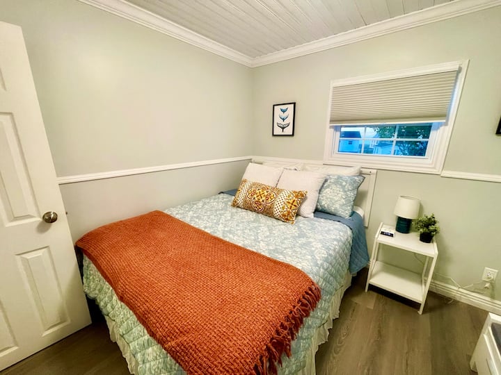 Užite si pohodlný nočný spánok v oboch manželských posteľiach vybavených posteľnou bielizňou zo 100% bavlny s počtom vlákien 680.  Každá izba má budík vybavený bezdrôtovou nabíjacou podložkou. 