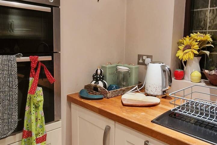 Cozy, modern, spacious 4 bedroom house in london gallery image 5