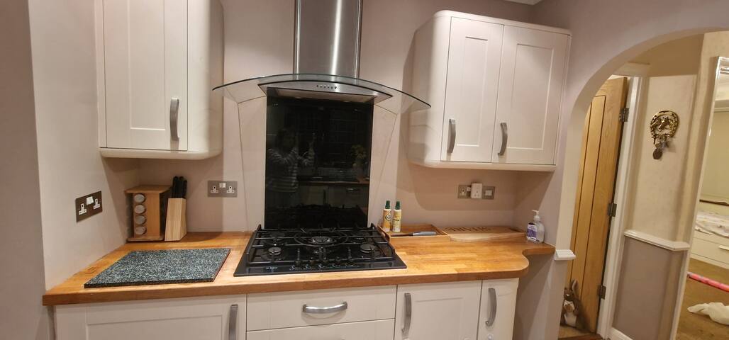 Cozy, modern, spacious 4 bedroom house in london gallery image 3