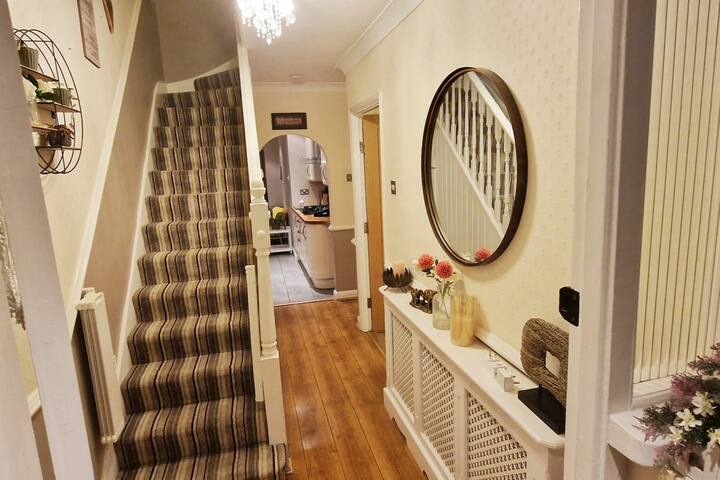 Cozy, modern, spacious 4 bedroom house in london gallery image 2