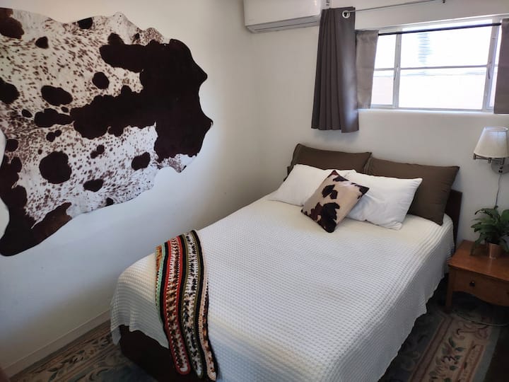 Dormitorio doble tamaño queen.