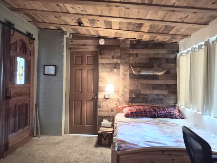 Sala de estar con cama de matrimonio