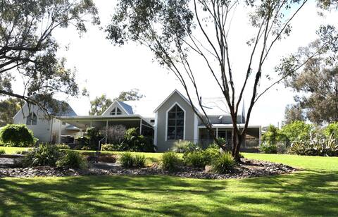 Tamworth Country Escape with cosy fire place!