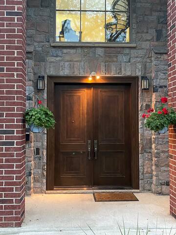 Beautiful House- Bayview Village gallery image 2