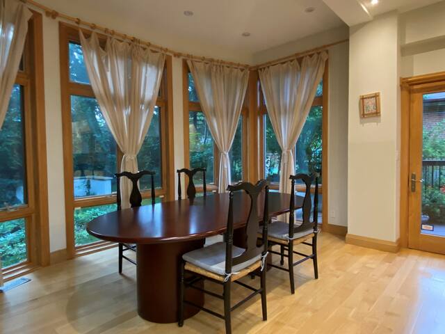 Beautiful House- Bayview Village gallery image 4