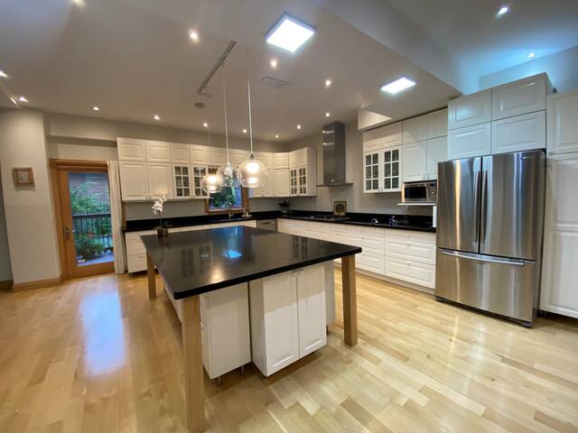 Beautiful House- Bayview Village gallery image 5