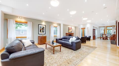 Popular Airbnb listing: Beautiful House- Bayview Village in Don Valley North