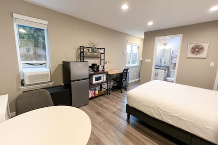 Smart studio! Free parking. In-unit laundry. Cozy!