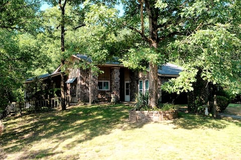 The Grotto: 10 Acre/4BR Wooded Retreat in Mt. Ida