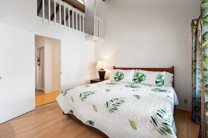 Kona Surf House Master King Bedroom with ensuite bathroom