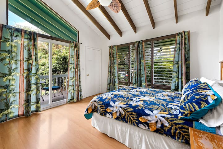Kona Surf House 1st Master Queen Bedroom with ensuite bathroom