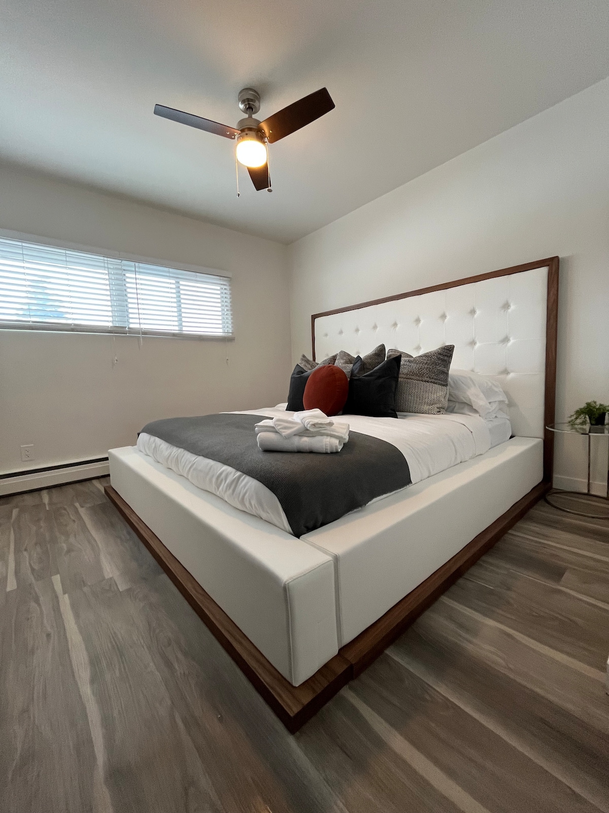 ¡Duerme bien con camas TAMAÑO KING en ambos dormitorios!