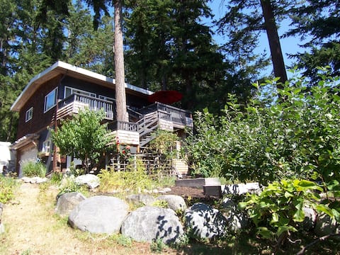 Waterfront, 2 b/r private cottage, sleep 6, pets