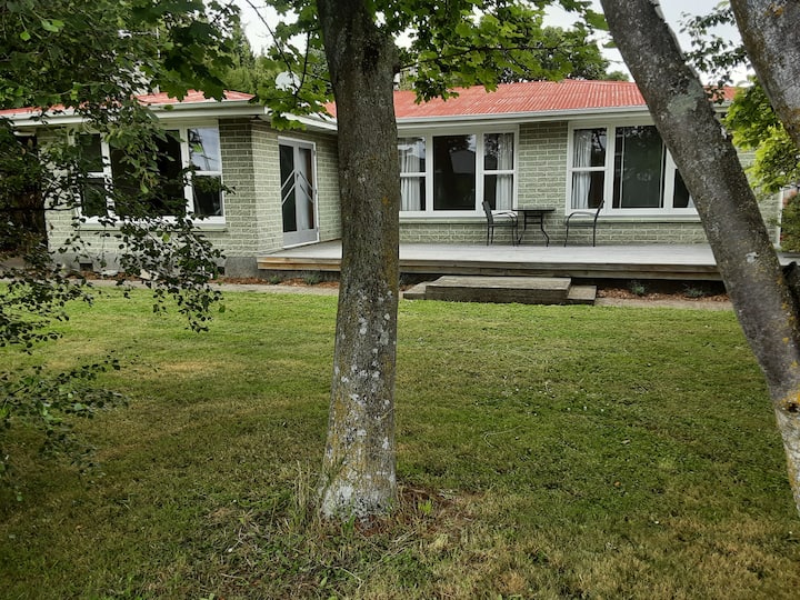 Large 3 Bed House close to Landsown Park Bungalows for Rent in