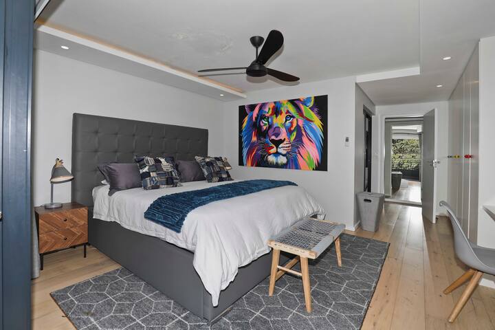 Beautifully decorated 2 bedroom apt in Sea Point gallery image 3