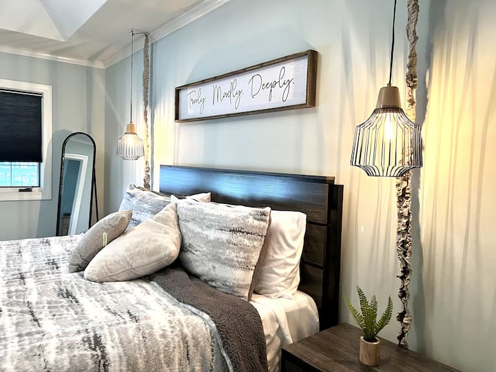 Cozy king size bed in Master bedroom with en suite bathroom
