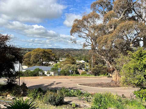 Relaxing Clare Valley views with 3 Bedrooms.