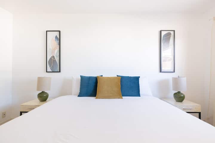 Მთავარი საძინებელი 193 × 203 სმ ზომის ლეიბით.