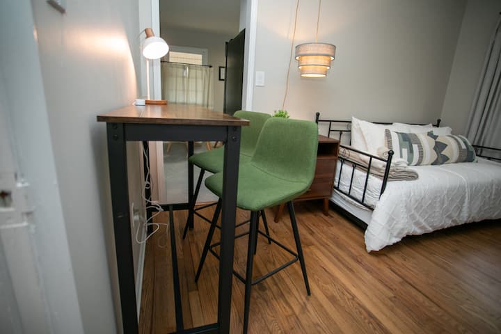 Esta habitación es accesible a través de una puerta abierta desde la cocina y la puerta desde el pasillo.
La cama nido doble se puede convertir en una cama king size