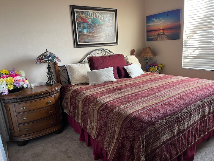 غرفة نوم في الطابق السفلي ، سرير بمقاس كبير