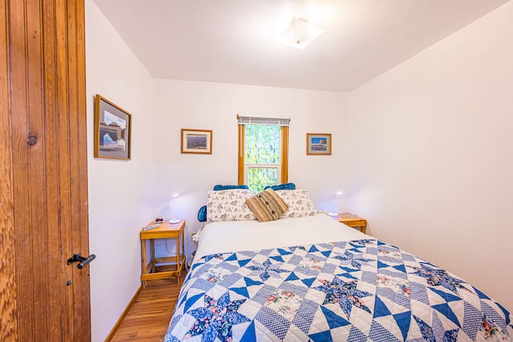 Chumba hiki cha kulala kiko mbali na jiko. Angalia milango ya awali ya zamani.