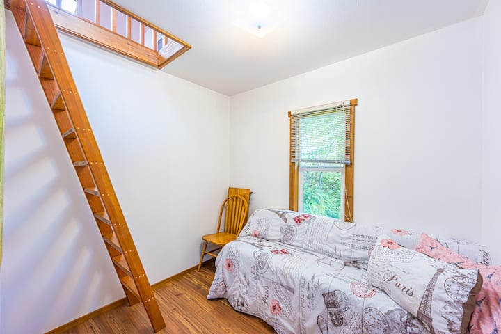 Chumba hiki cha bonasi kinajumuisha kitanda hiki, (ambacho kinatenganishwa katika vitanda viwili pacha,) na ngazi inayoelekea kwenye roshani, pia inaitwa "chumba cha kulala cha tatu."