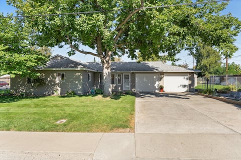 Cheerful 3-bedroom cottage with on site parking!