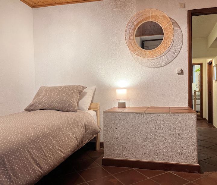 dhomë teke me gardërobë 