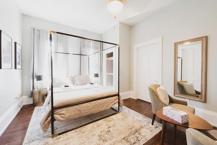 Home in Savannah · 6 bedrooms · 6 beds · 3 shared baths — photo 3