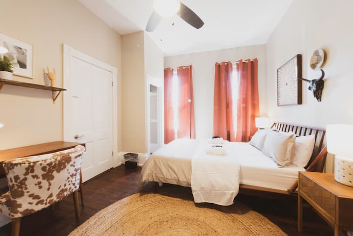 Home in Savannah · 6 bedrooms · 6 beds · 3 shared baths — photo 4