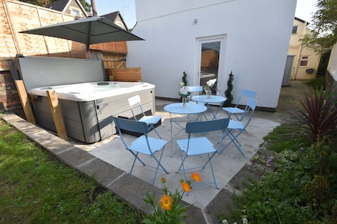 Hottub staghouse nr citycentre,garden& gamesarcade