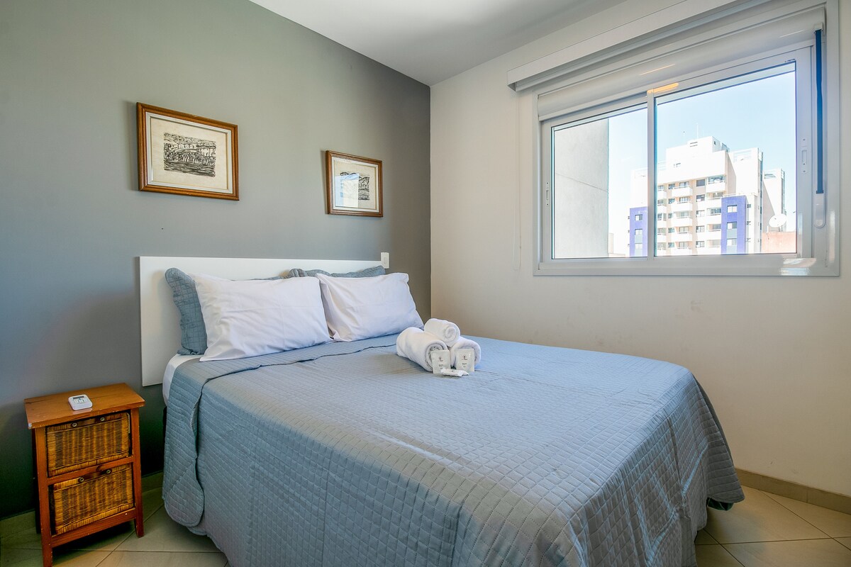 Еднокреветна соба со клима уред и прозорец со добра светлина. Вграден гардеробер со 3 врати.  Сместете се и чувствувајте се како дома