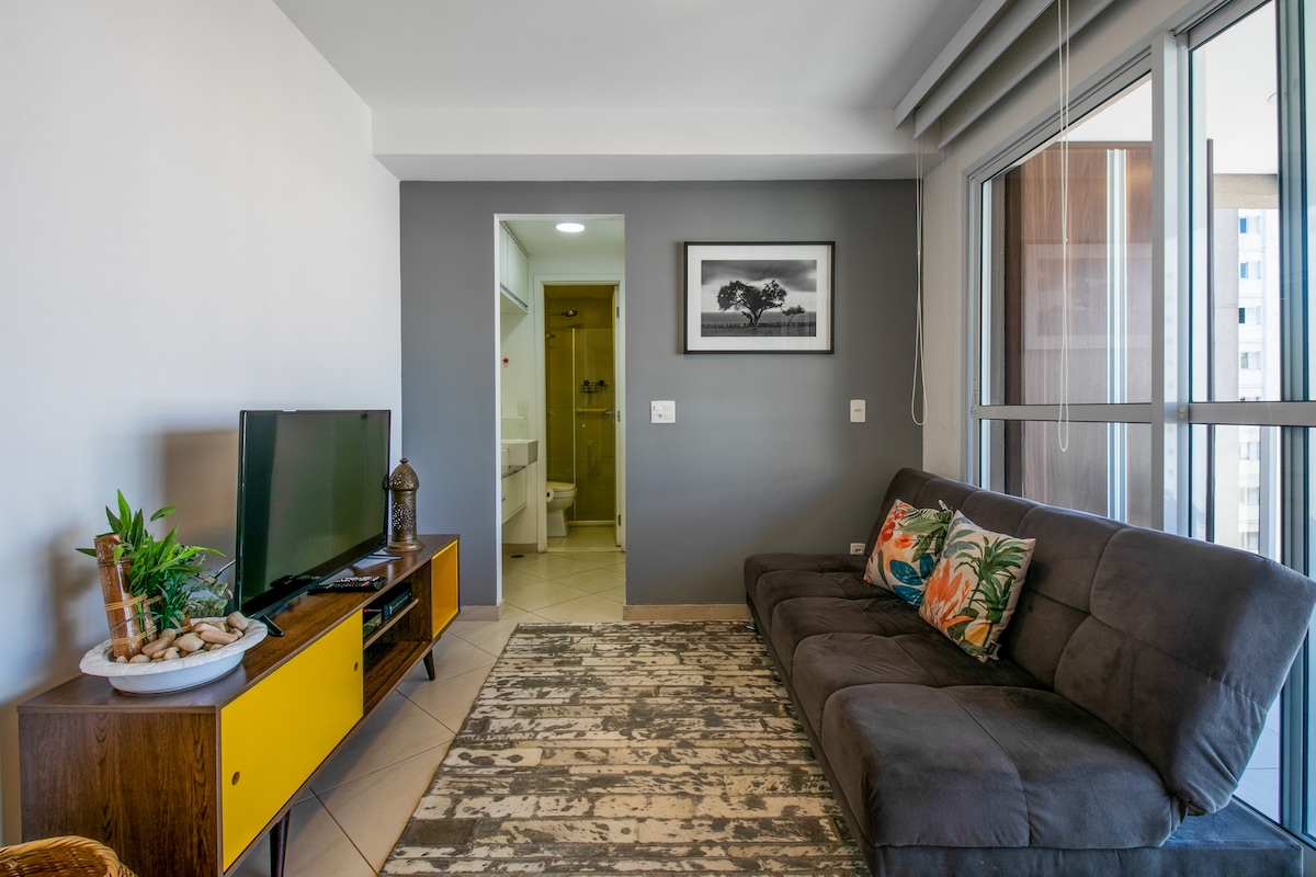 Вкусно декориран во модерен стил.  ПАМЕТЕН телевизор 32".  Добро природно осветлување со бесплатен поглед на небото и хоризонтот на градот.