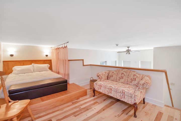 Луксозна спалня тип „двойно легло“ с кът за сядане, голям екран HD телевизор и завеса за уединение