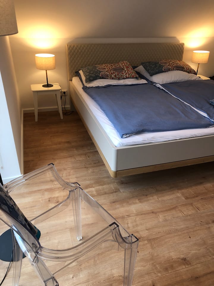 Chumba cha kulala cha kusini-mashariki; mwonekano wa kitanda