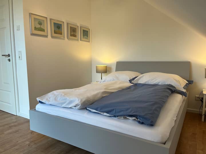 Chumba cha kulala cha Kaskazini Mashariki kinachoangalia kitanda chenye upana wa mita 1.40