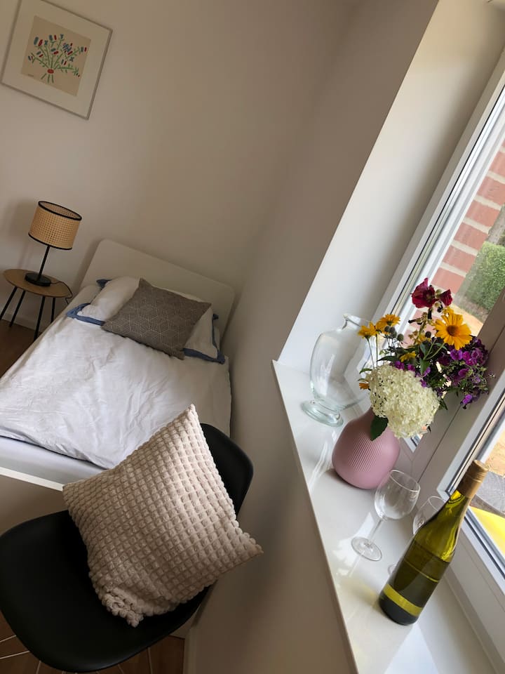 Chumba cha kulala kwenye ghorofa ya chini, angalia kuelekea dirishani