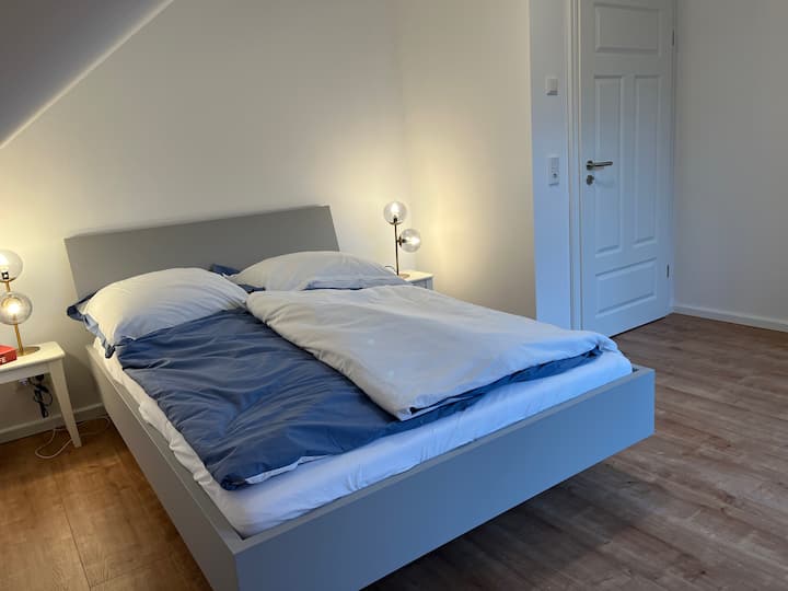 Chumba cha kulala cha Kaskazini Magharibi: Hapa, pia, nguo zako zitapata nafasi ya kutosha kwenye kabati la nguo