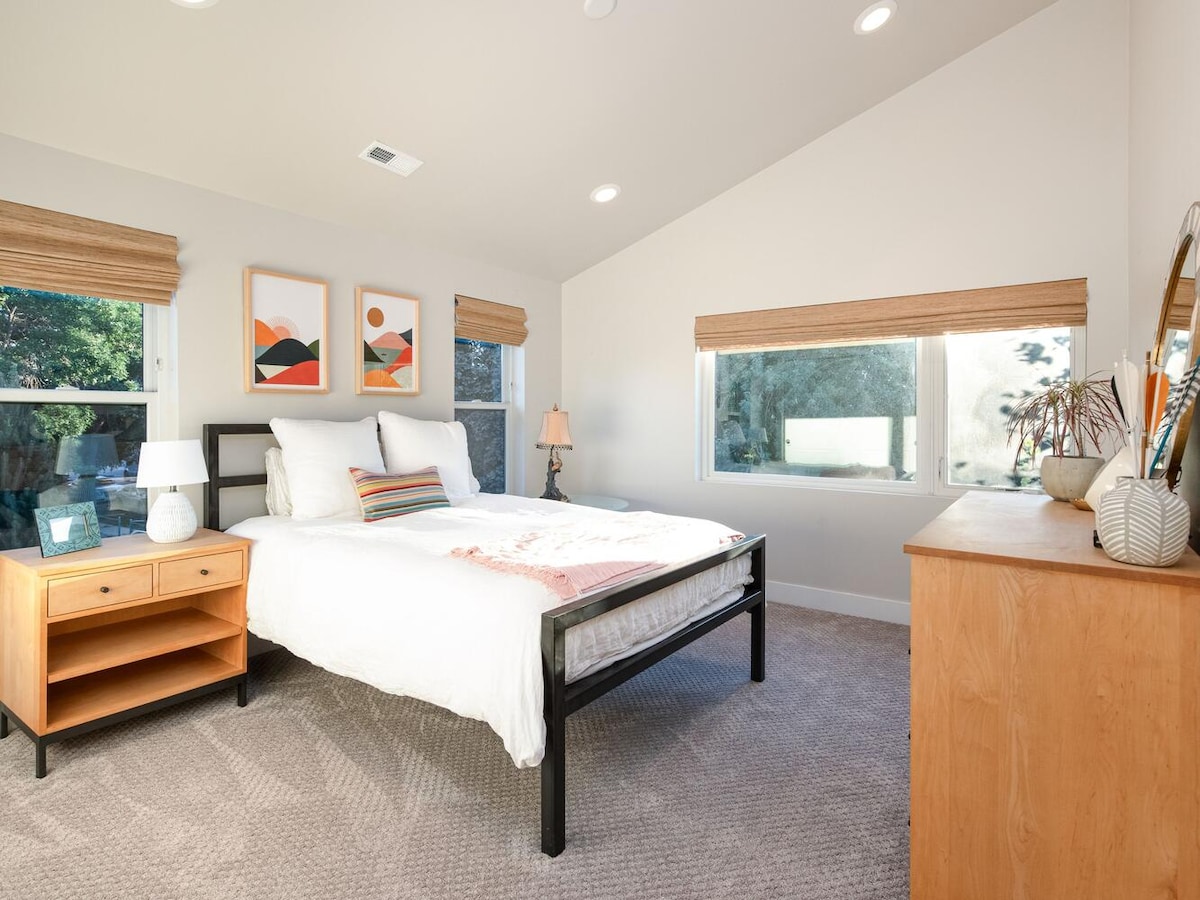 Стаята в Калифорния е добре обзаведена с мебели за стаи и дъски и спално бельо с парашут. Можете да пуснете цялата сутрешна светлина или да издърпате щорите и да спите