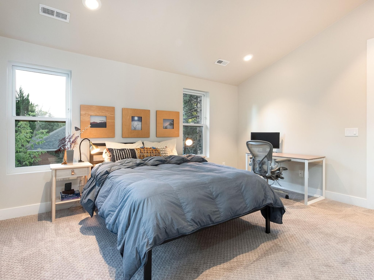 Стаята в Колорадо има бюро с монитор, а леглото е покрито с парашутно спално бельо