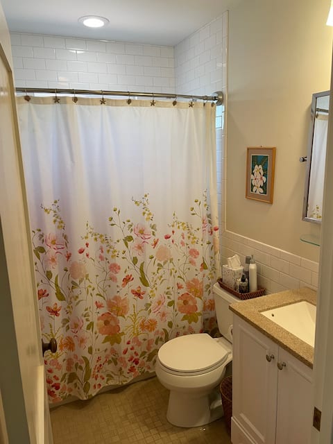 Top performing Airbnb: Mid-town Guesthouse with Patio in Encanto