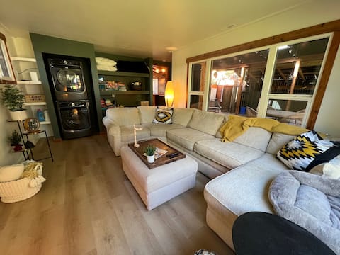 Top Airbnb: The Hideaway at Sylvan - 1/2 block from the Lake! in Sylvan Lake