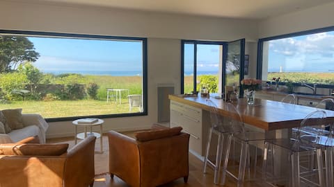 Large house facing the sea, sleeps 8/9