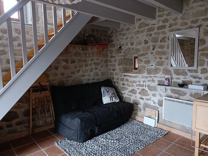 Maison En Pierre  Dans Village Pour 2 Personnes - Creuse