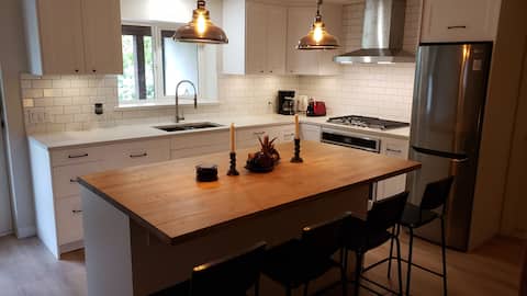 Popular Airbnb listing: Modern 2 bedroom ground level apartment. in West Point Grey
