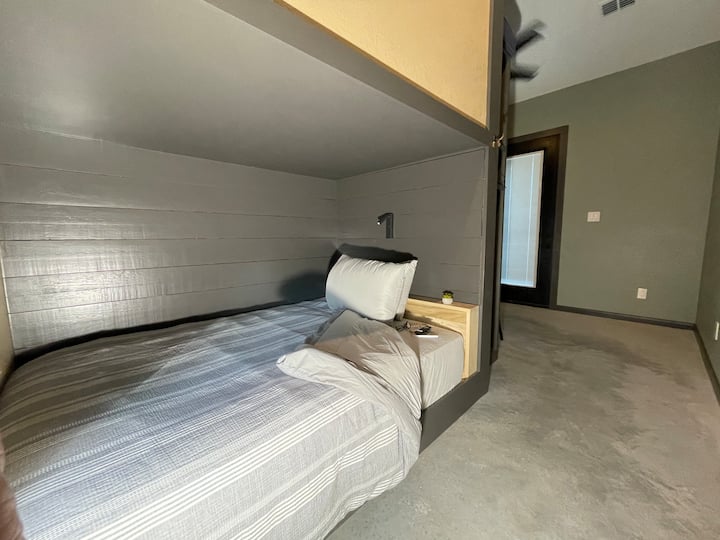 Çdo hapësirë private përfshin një televizor inteligjent, dollap me kyç me rafte dhe varëse rrobash për gardërobën tënde të fundjavës.  Çdo zonë marinari përfshin një dritë leximi, raft dhe USB për karikimin e telefonit.  Një dritare me hije të errët mundëson një gjumë të qetë.