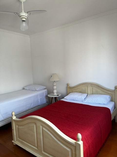 Apartman s bračnim krevetom i dvokrevetnim krevetom.