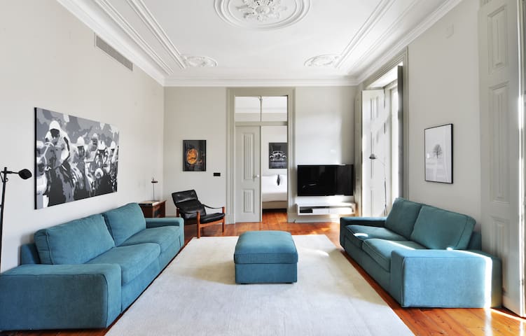 Big Stunning Apt – Best Possible Location – Chiado