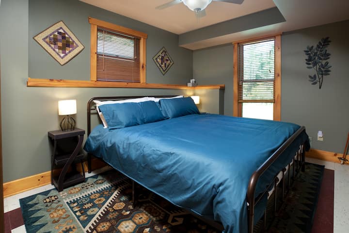 Slaapkamer met kingsize bed, matras van gemiddeld pluche traagschuim en kastruimte.