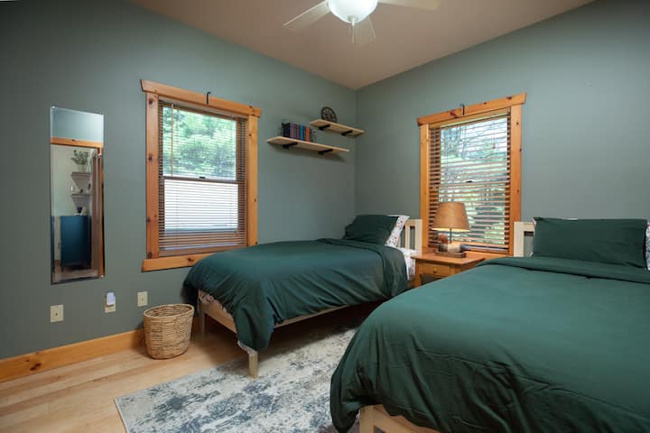 Tweede slaapkamer met twee eenpersoonsbedden met hybride medium-plush matrassen en kast. Perfect voor kinderen of volwassenen.